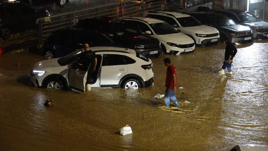 Trabzon'da Yağışlar Yolları Sel Etti, Ev ve İşyerleri Su Altında Kaldı