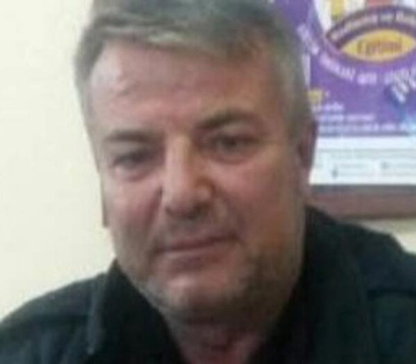 Köy meydanında eski muhtar cinayete kurban gitti